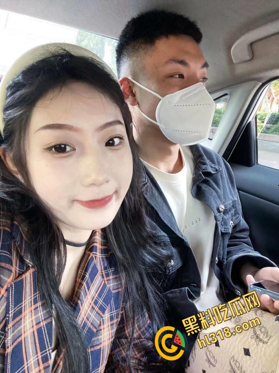 热恋期情侣出租房视频流出，520拍裸照纪念，黑丝美乳露脸口交，被男友拽住双手，猛插多毛粉穴！  第1张