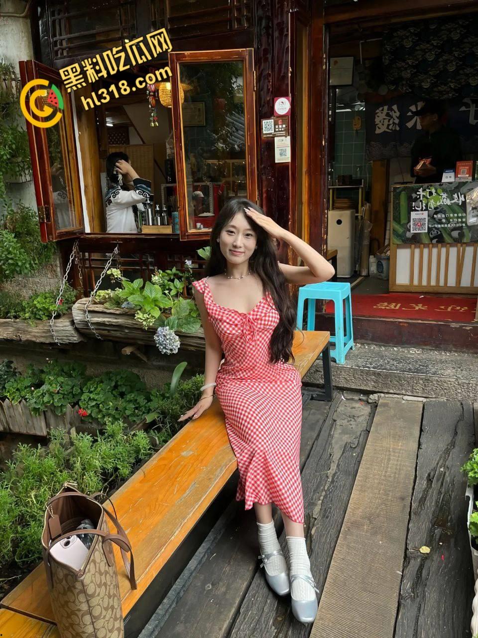 热恋期情侣出租房视频流出，520拍裸照纪念，黑丝美乳露脸口交，被男友拽住双手，猛插多毛粉穴！  第2张