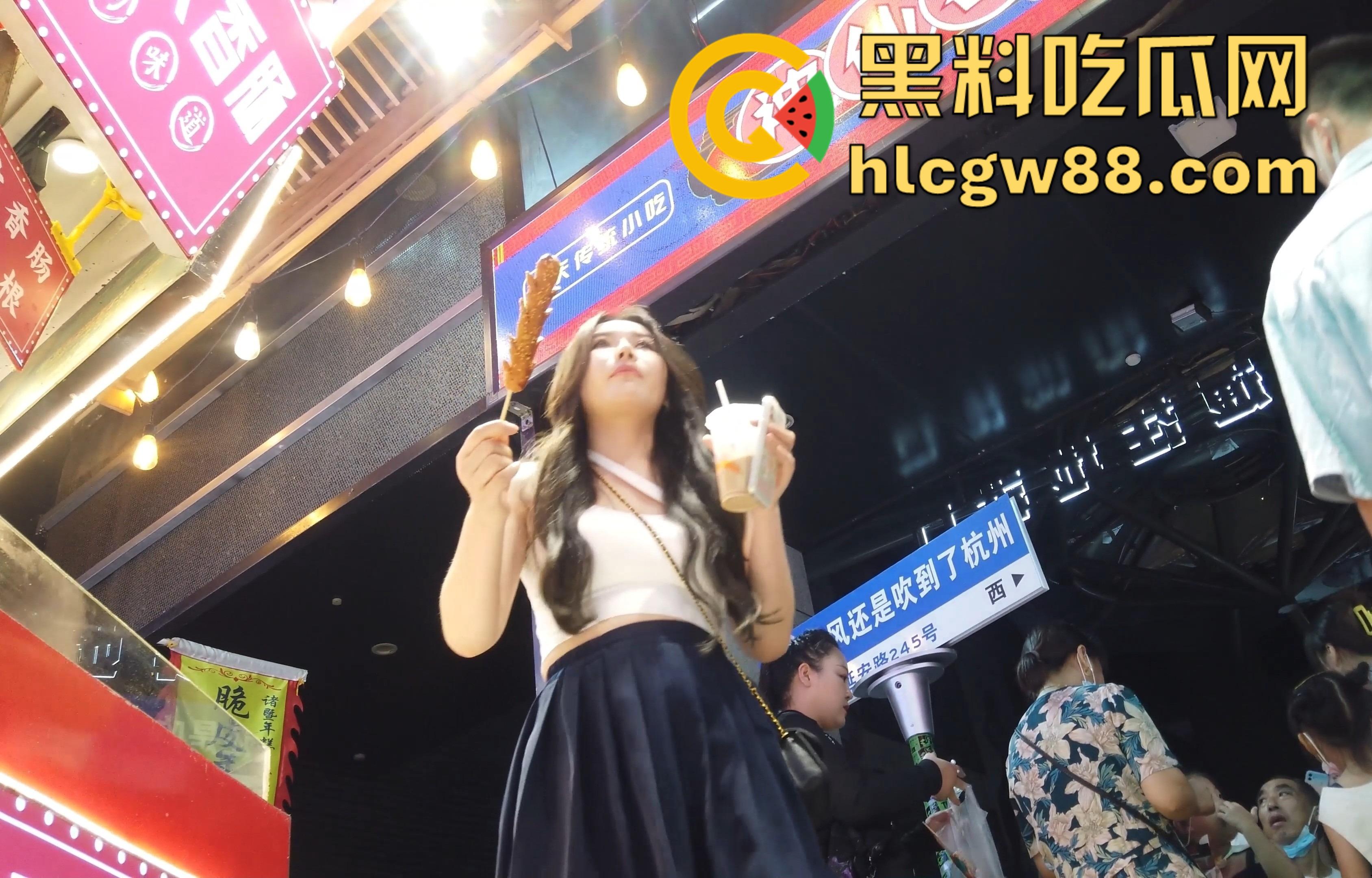 厕抄底大神商场偷拍，洛丽塔JK裙学妹，各种裙底风光，这丁字裤也太骚了，各种户型美穴应有尽有！  第12张