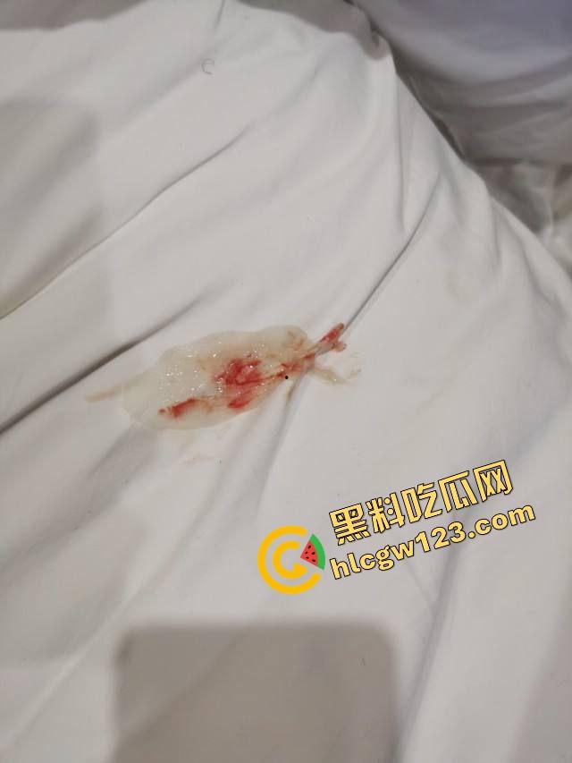 刷两千块礼物破处东北小母狗，快手钓鱼直播3天谈恋爱，清纯辍学骚妹当场开腿求插，破处时还一脸感激！  第9张