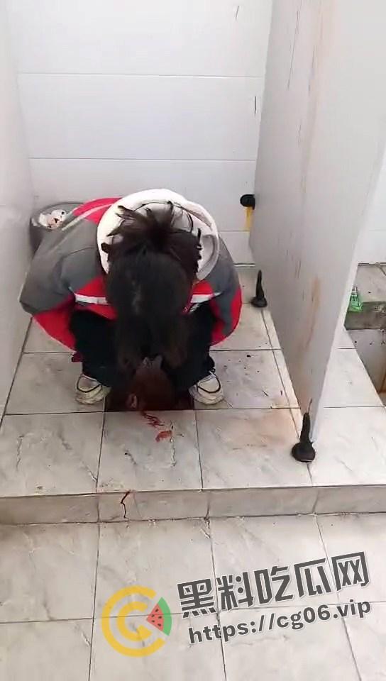 陕西咸阳旬邑县职田中学女生厕所生娃！跟拉屎一样直接拉出来  满地血浆 小孩估计早没气了 真的是地狱开局了 第1张