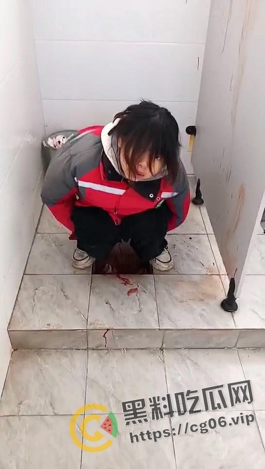 陕西咸阳旬邑县职田中学女生厕所生娃！跟拉屎一样直接拉出来  满地血浆 小孩估计早没气了 真的是地狱开局了 第2张