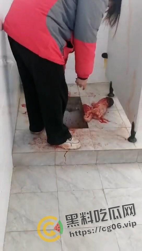 陕西咸阳旬邑县职田中学女生厕所生娃！跟拉屎一样直接拉出来  满地血浆 小孩估计早没气了 真的是地狱开局了 第3张