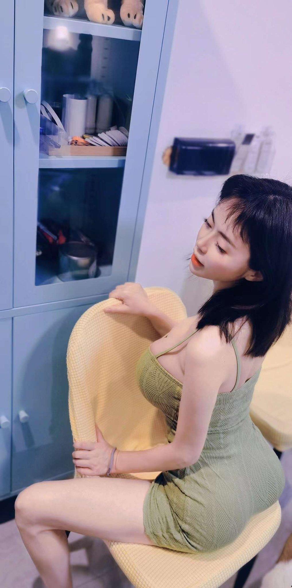 演员歌手模特集一身的G奶女神【潘春春】 过去下海拍摄的大胆人体私拍流出 镜头感十足搔首弄姿闪现阴唇（一个钟高清版）  第6张