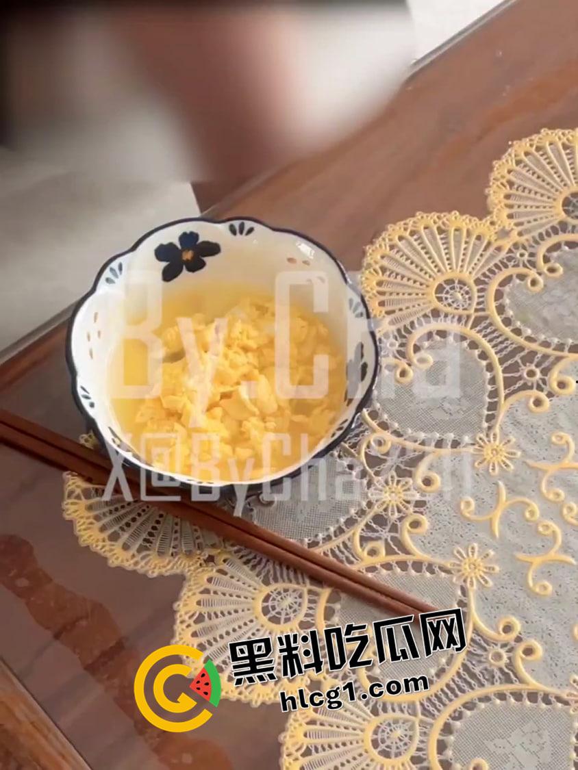 姐姐的淫水炒鸡蛋  当着弟弟的面各种发骚 这可不是一般的骚鸡 第2张