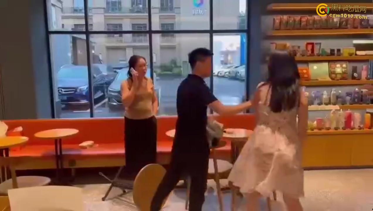 渣男带着小三在星巴克约会，两人有说有笑空气弥漫着暧昧， 被原配当场抓包后，两人瞬间扭打在一起 ！  第1张