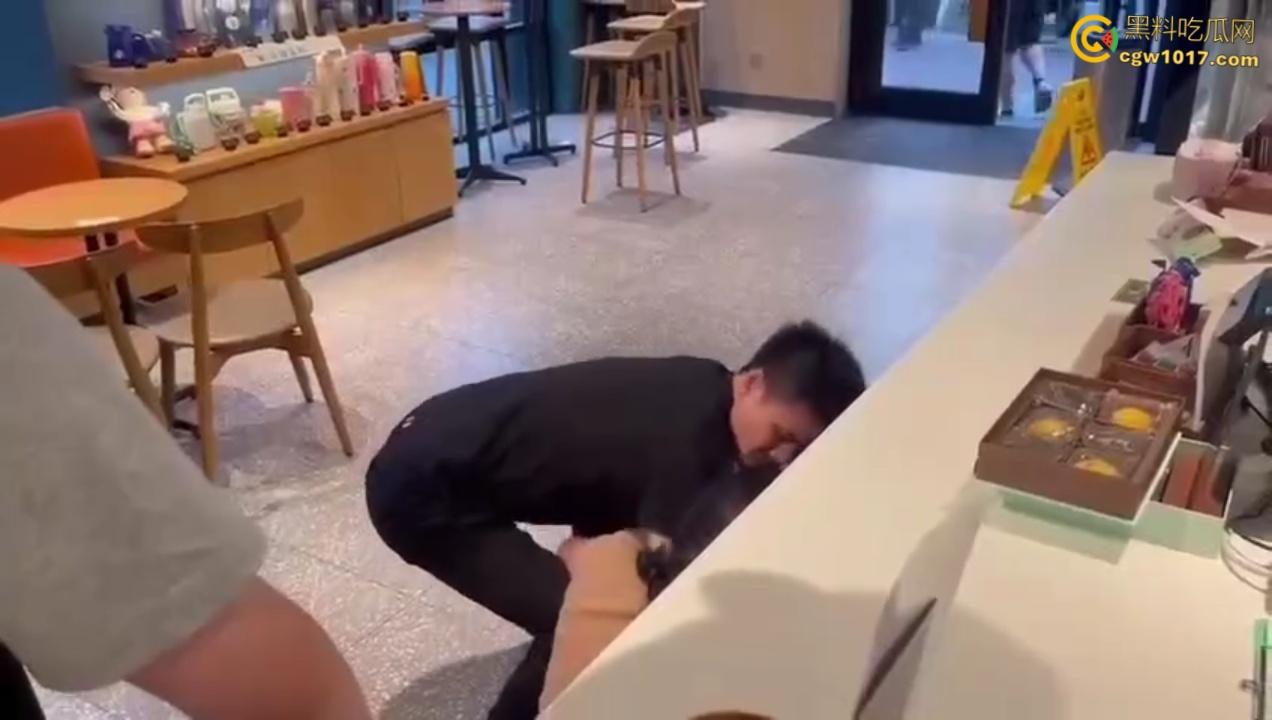 渣男带着小三在星巴克约会，两人有说有笑空气弥漫着暧昧， 被原配当场抓包后，两人瞬间扭打在一起 ！  第4张