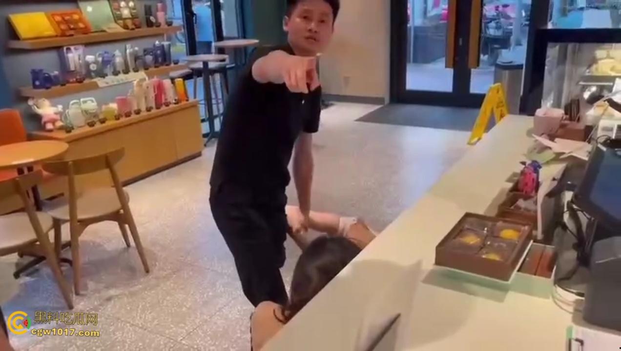 渣男带着小三在星巴克约会，两人有说有笑空气弥漫着暧昧， 被原配当场抓包后，两人瞬间扭打在一起 ！  第5张