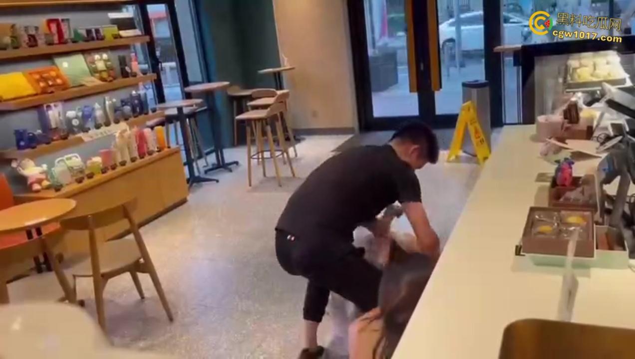 渣男带着小三在星巴克约会，两人有说有笑空气弥漫着暧昧， 被原配当场抓包后，两人瞬间扭打在一起 ！  第7张