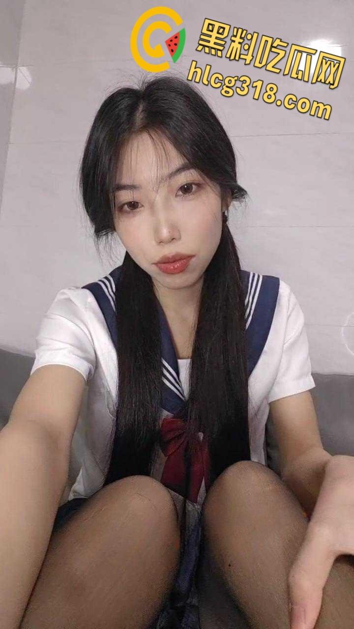 反差母狗阿黑颜JK制服自拍， 性感开档黑丝短裙 ，对镜粉穴特写，自慰表情淫荡拉丝 !  第1张