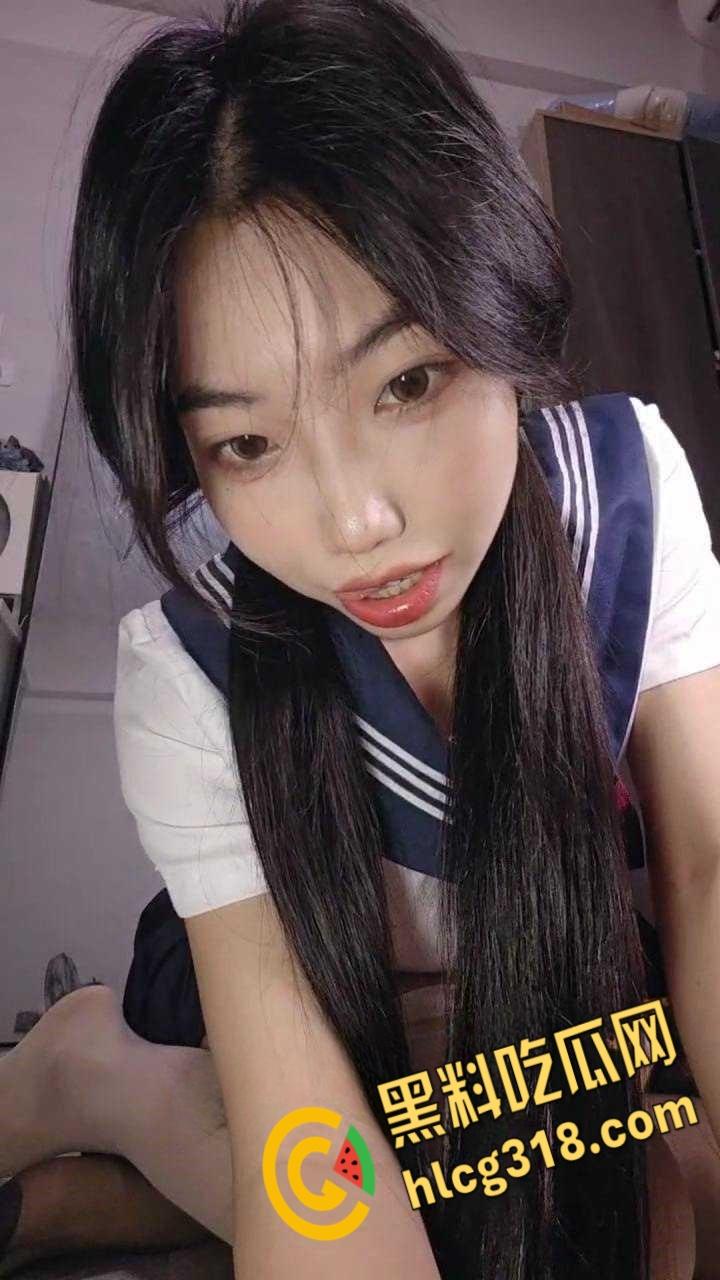 反差母狗阿黑颜JK制服自拍， 性感开档黑丝短裙 ，对镜粉穴特写，自慰表情淫荡拉丝 !  第2张