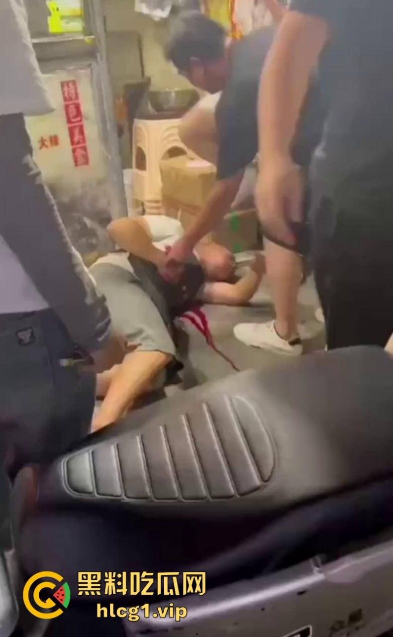 江苏宿迁蓝天市场外卖员等餐太久 拿刀刺杀饭店老板现场血流成河！  第3张