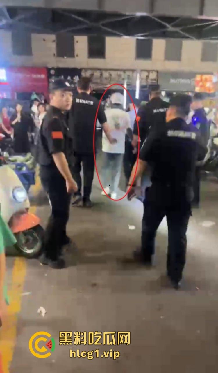 江苏宿迁蓝天市场外卖员等餐太久 拿刀刺杀饭店老板现场血流成河！  第6张