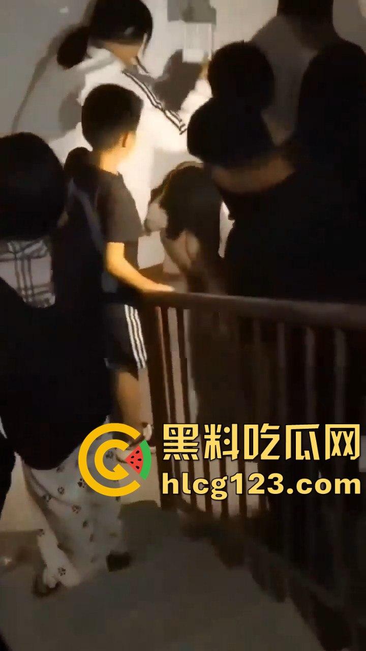 山西阳曲校园霸凌四五人围殴一女生，还威胁下跪？简直无法无天！  第4张