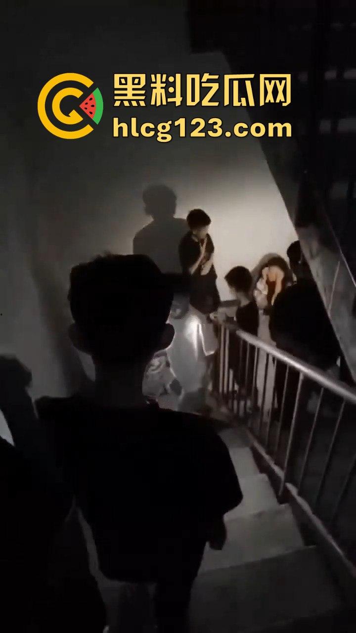 山西阳曲校园霸凌四五人围殴一女生，还威胁下跪？简直无法无天！  第6张