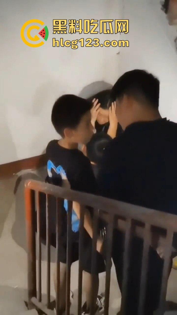 山西阳曲校园霸凌四五人围殴一女生，还威胁下跪？简直无法无天！  第7张