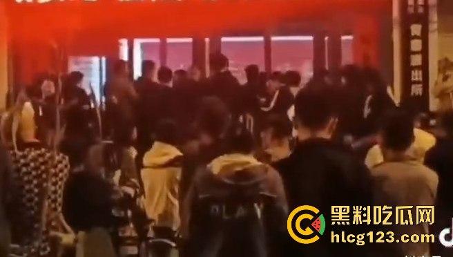 山西阳曲校园霸凌四五人围殴一女生，还威胁下跪？简直无法无天！  第8张