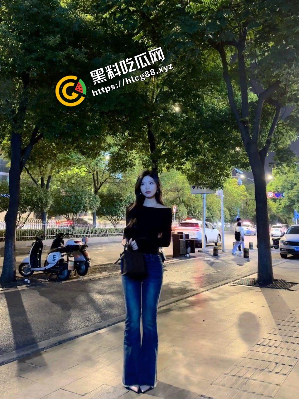 深山里的大山姑玩刺激露出！与单男爬山上树后入打野战，这是要用返祖行为繁殖后代吗？  第1张