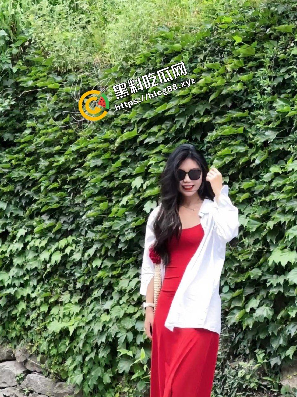 深山里的大山姑玩刺激露出！与单男爬山上树后入打野战，这是要用返祖行为繁殖后代吗？  第2张