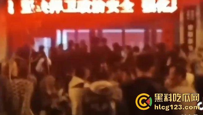 山西阳曲校园霸凌四五人围殴一女生，还威胁下跪？简直无法无天！  第12张