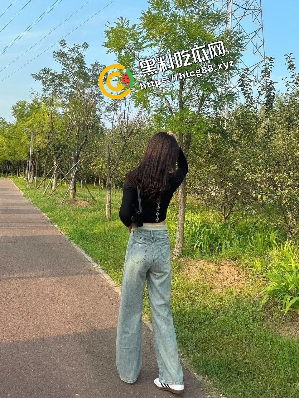 深山里的大山姑玩刺激露出！与单男爬山上树后入打野战，这是要用返祖行为繁殖后代吗？  第4张