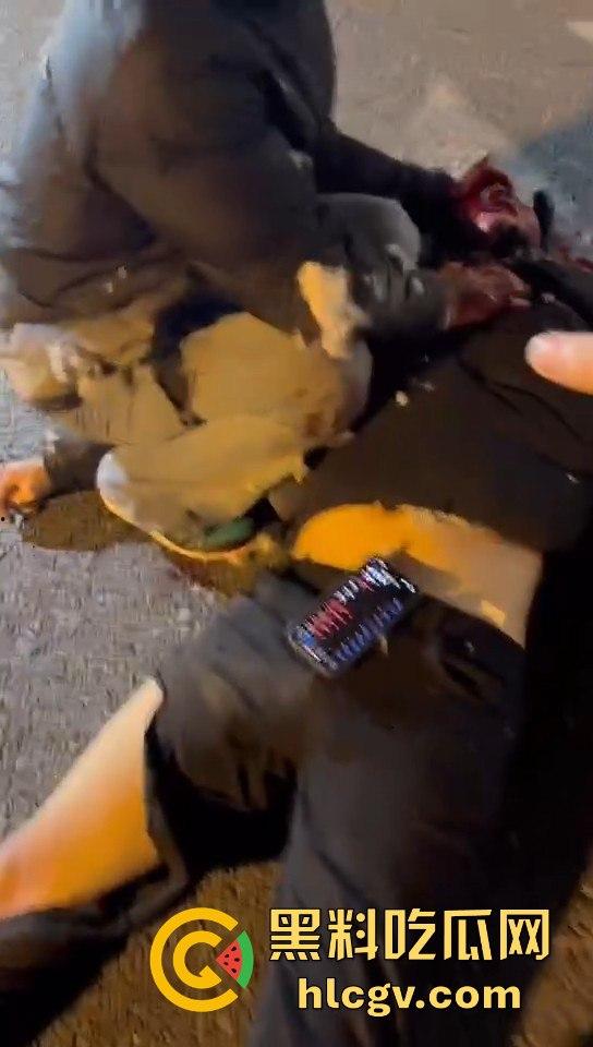 西安立交桥两男子醉酒骑摩托撞护栏，一男子爆头止血，没想到面包车又来补一刀！  第4张