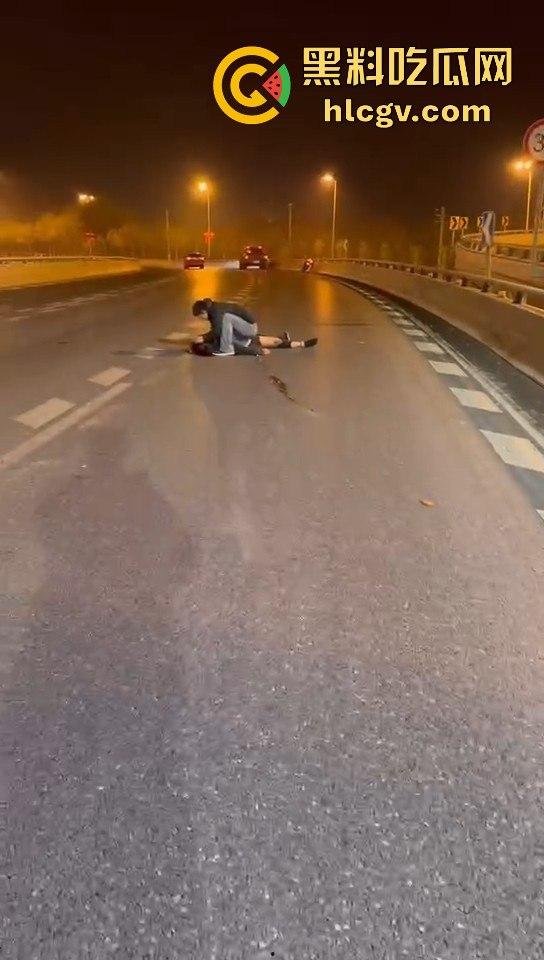 西安立交桥两男子醉酒骑摩托撞护栏，一男子爆头止血，没想到面包车又来补一刀！  第5张