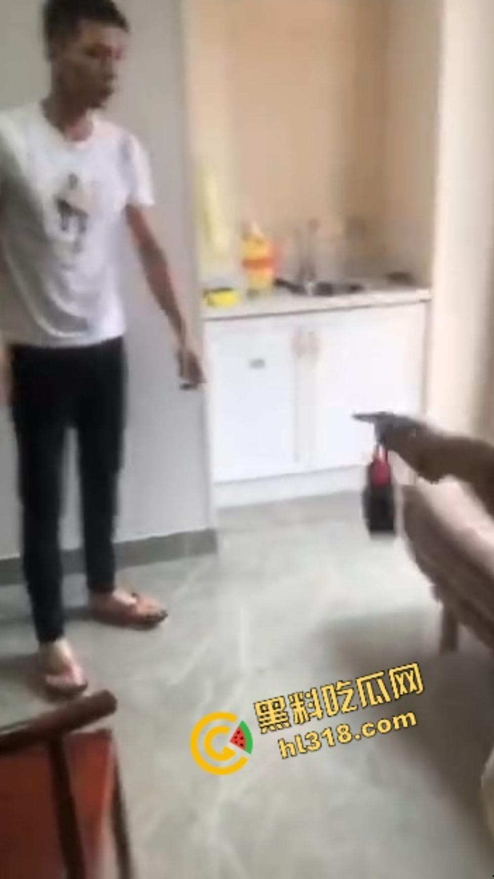 烟台狠女大战小三，上来一鞭腿、锁喉薅头发，正宫暴力值直接拉满，小三当场认怂！  第7张