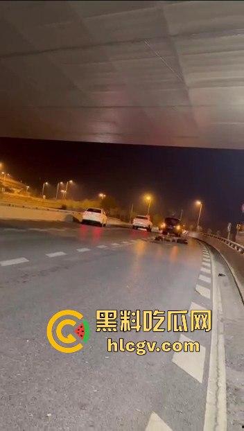 西安立交桥两男子醉酒骑摩托撞护栏，一男子爆头止血，没想到面包车又来补一刀！  第6张