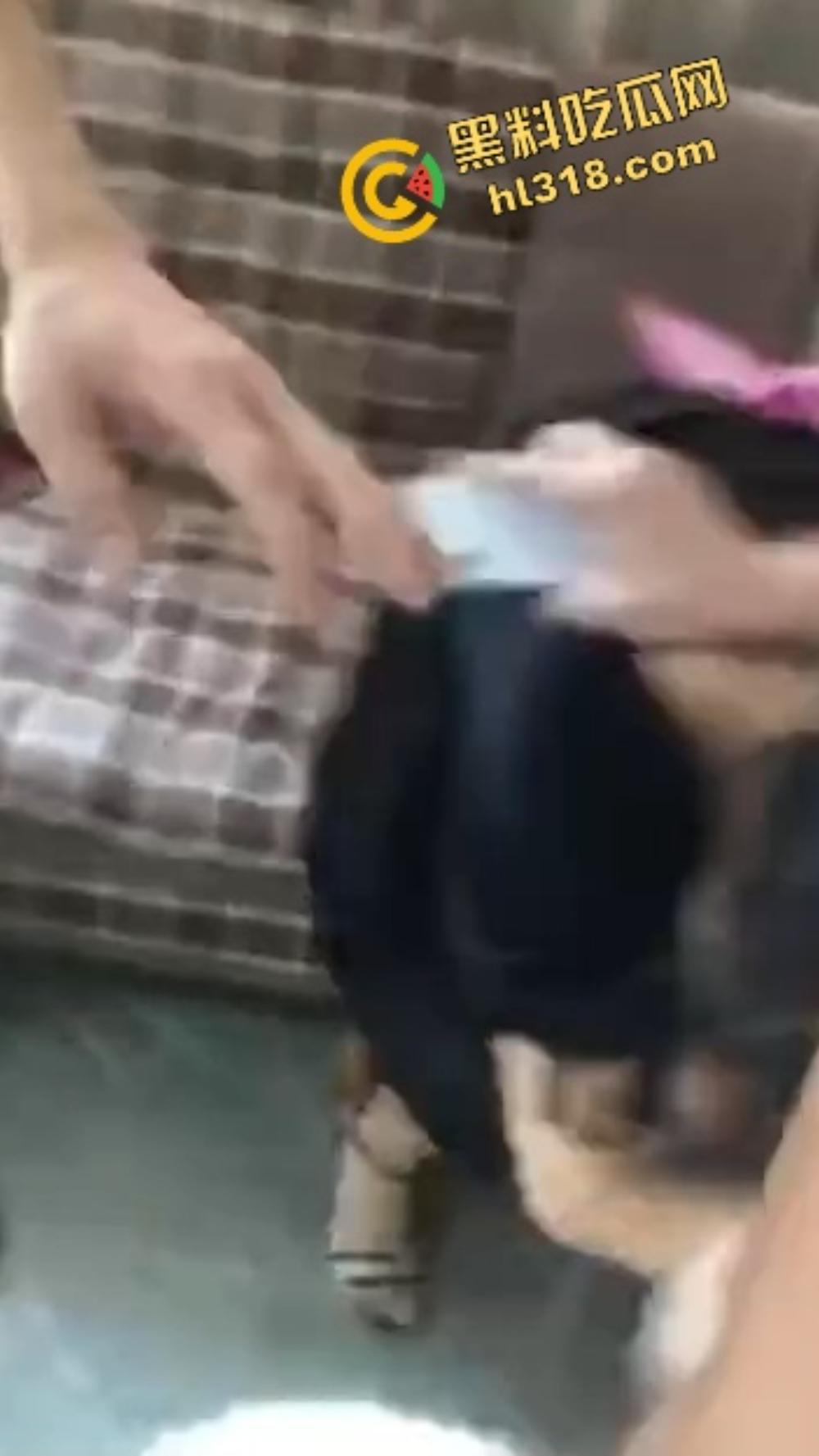 烟台狠女大战小三，上来一鞭腿、锁喉薅头发，正宫暴力值直接拉满，小三当场认怂！  第8张