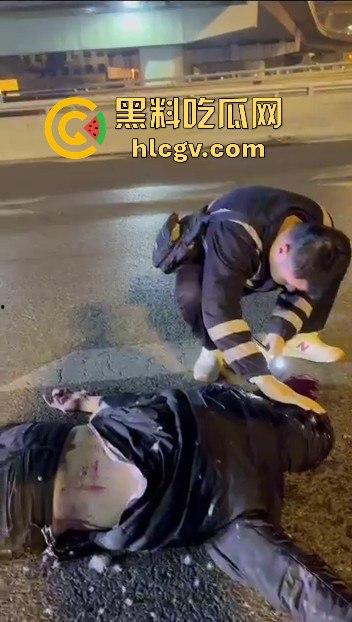 西安立交桥两男子醉酒骑摩托撞护栏，一男子爆头止血，没想到面包车又来补一刀！  第9张