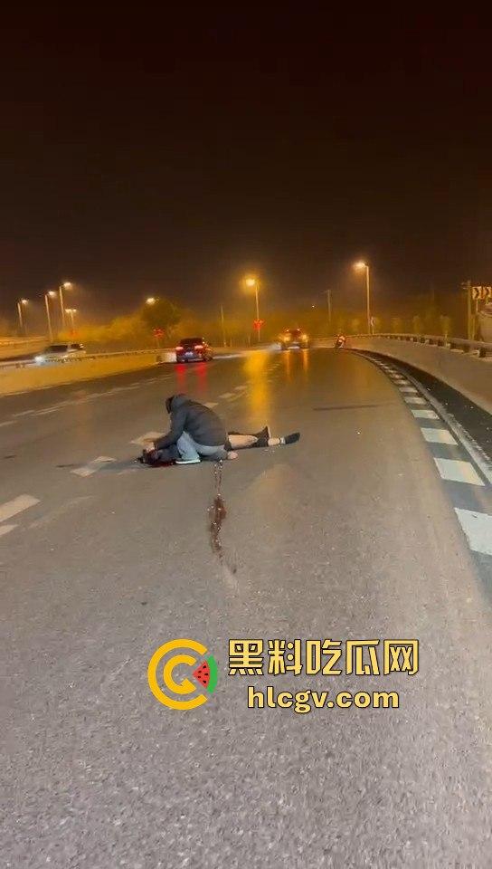 西安立交桥两男子醉酒骑摩托撞护栏，一男子爆头止血，没想到面包车又来补一刀！  第11张