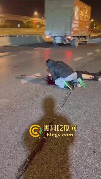 西安立交桥两男子醉酒骑摩托撞护栏，一男子爆头止血，没想到面包车又来补一刀！  第13张