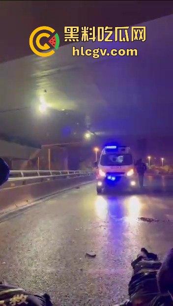 西安立交桥两男子醉酒骑摩托撞护栏，一男子爆头止血，没想到面包车又来补一刀！  第14张