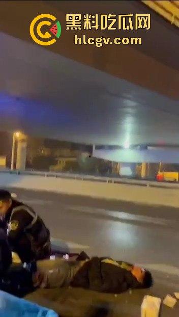 西安立交桥两男子醉酒骑摩托撞护栏，一男子爆头止血，没想到面包车又来补一刀！  第15张