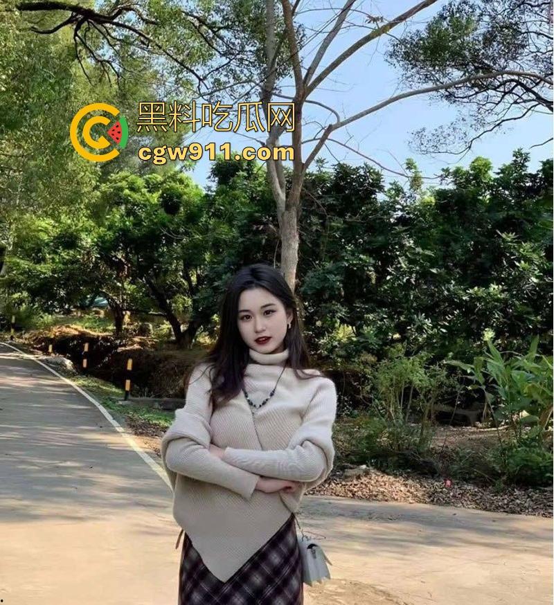 广州极品骚货【刘雅晴】与金主网调性爱视频流出，手指对镜狂抠粉嫩蜜穴，线下激情操逼翘臀狂摇！  第3张