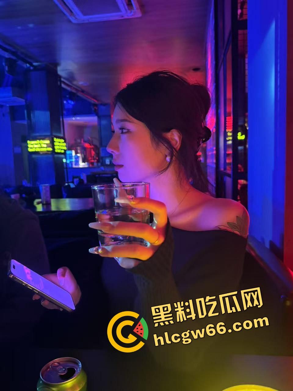 后入神器不是姿势，是肛塞！肛塞就是女友的钻石耳钉，后入角度一看骚得优雅，真他妈赏心悦目！  第4张