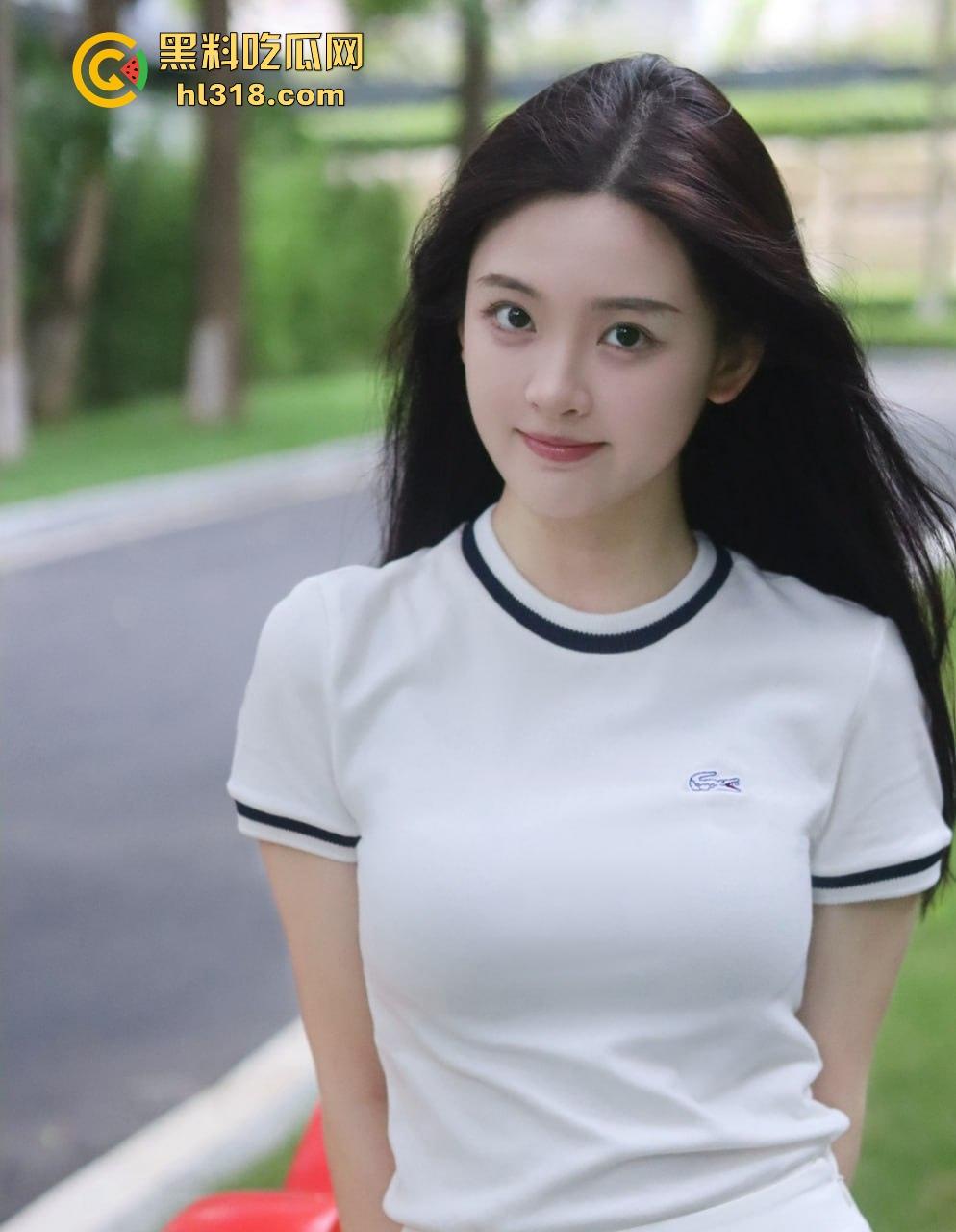 地铁惊现饥渴情侣，清纯女主用鲜花遮盖让男主摸了一路奶子，看这个丝滑程度应该是没有穿内衣！  第1张