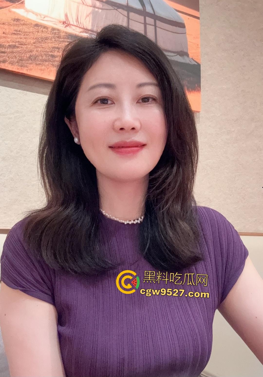 海角老妈折豆角却另有她意，坦克肥臀黑丝勾引儿子，儿子说要吃奶子上这颗大黑豆！  第1张