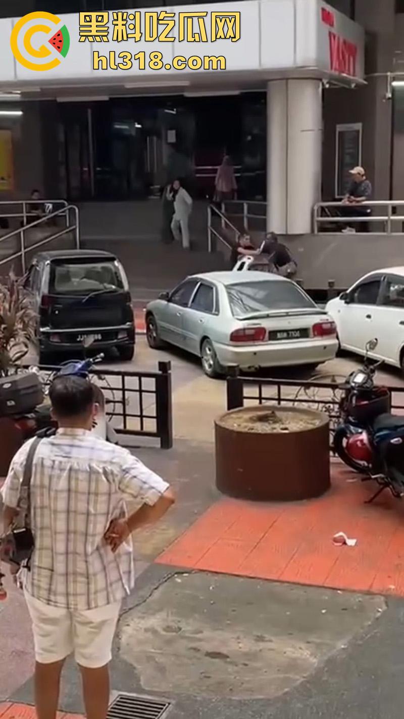 马来西亚醉酒刀仔砍人，新山市惊现醉酒汉，一言不合当街掏刀砍人 ，还涉嫌吸毒，目前已被逮捕！  第1张