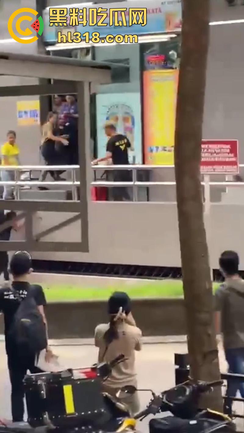 马来西亚醉酒刀仔砍人，新山市惊现醉酒汉，一言不合当街掏刀砍人 ，还涉嫌吸毒，目前已被逮捕！  第2张