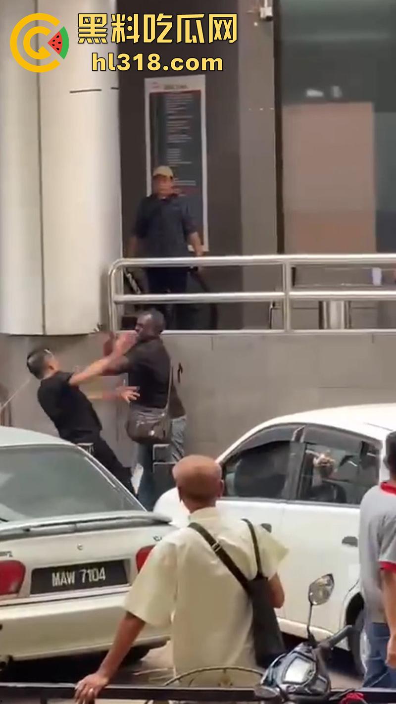 马来西亚醉酒刀仔砍人，新山市惊现醉酒汉，一言不合当街掏刀砍人 ，还涉嫌吸毒，目前已被逮捕！  第3张