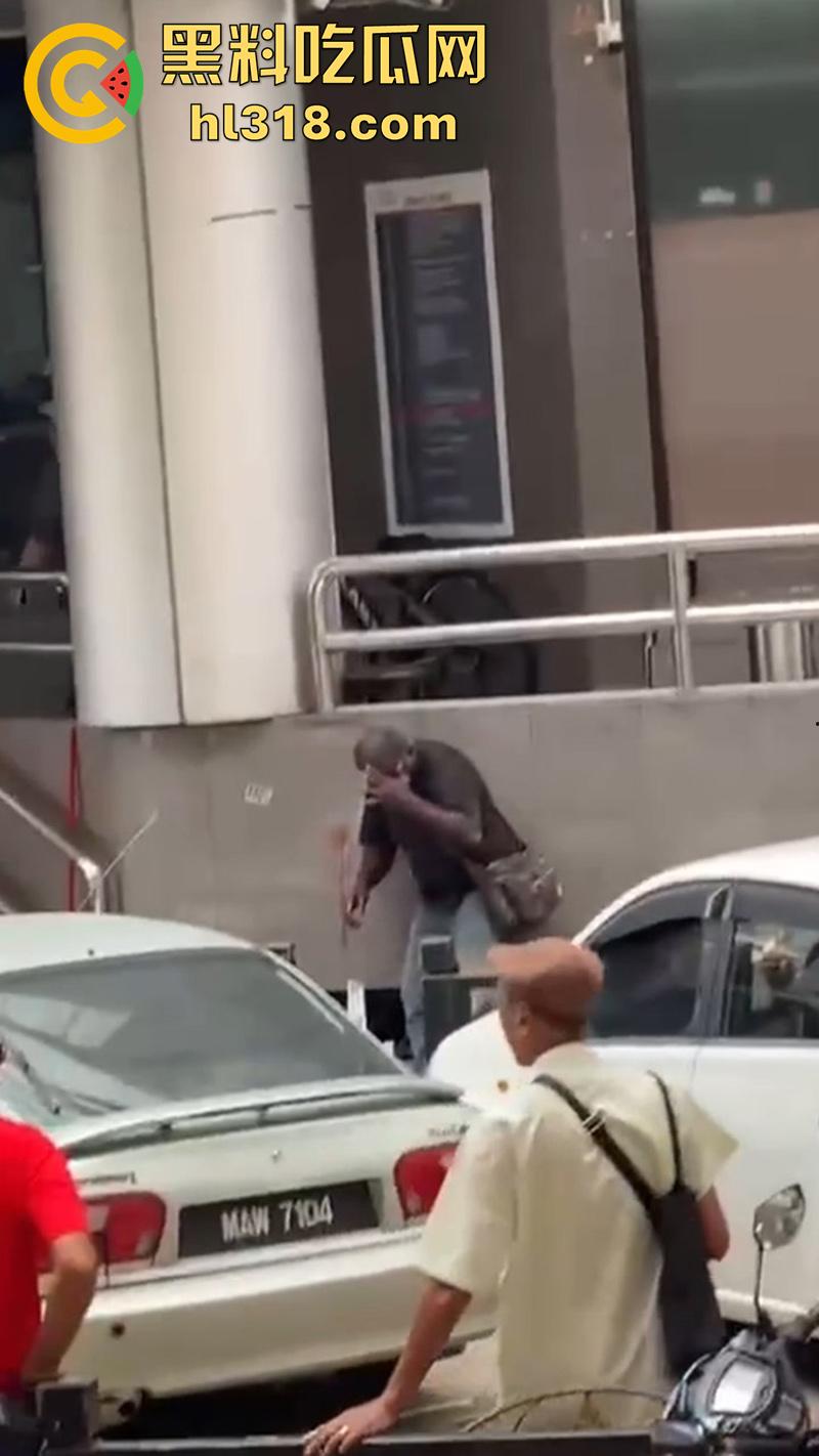 马来西亚醉酒刀仔砍人，新山市惊现醉酒汉，一言不合当街掏刀砍人 ，还涉嫌吸毒，目前已被逮捕！  第4张