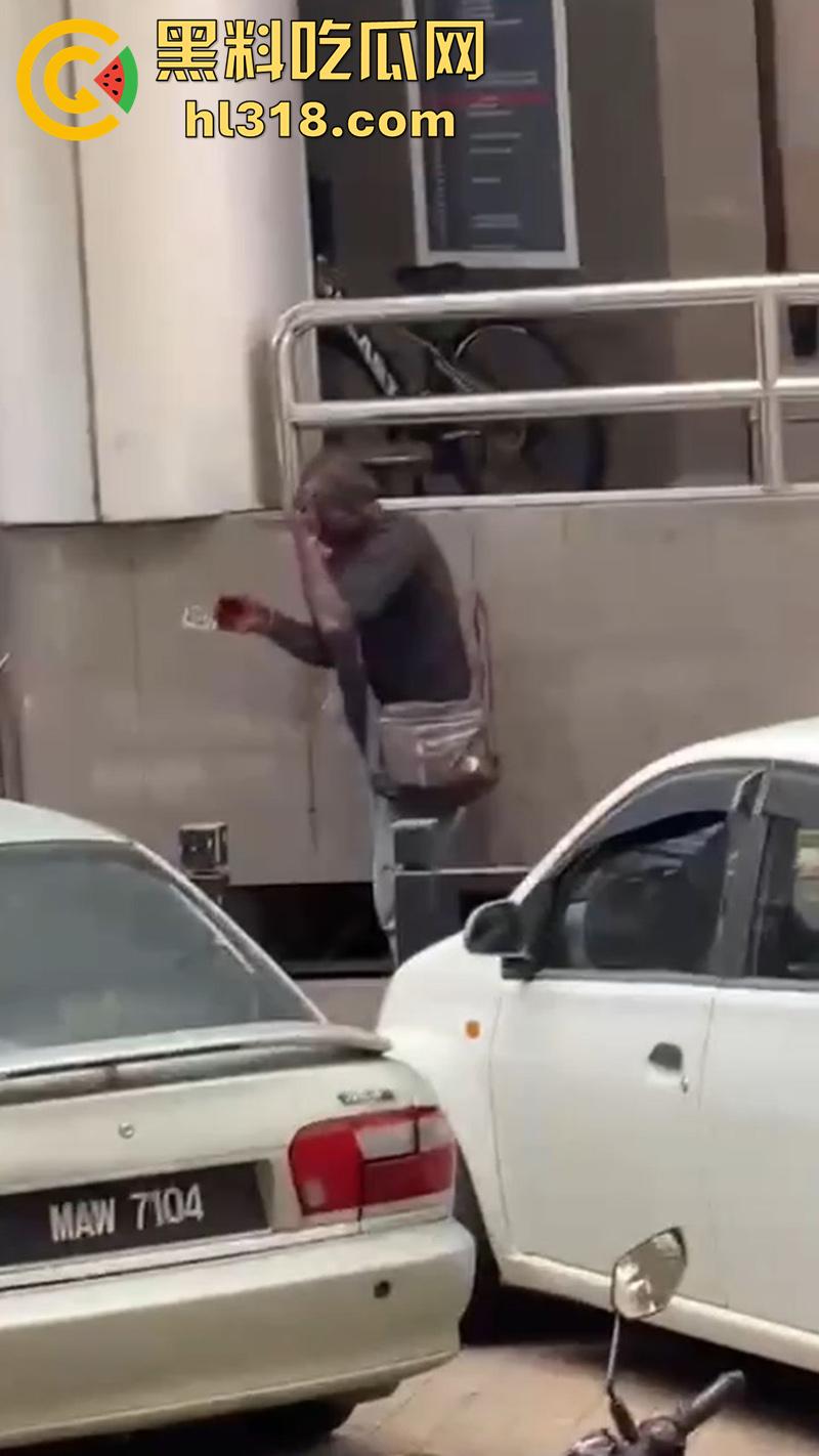 马来西亚醉酒刀仔砍人，新山市惊现醉酒汉，一言不合当街掏刀砍人 ，还涉嫌吸毒，目前已被逮捕！  第5张