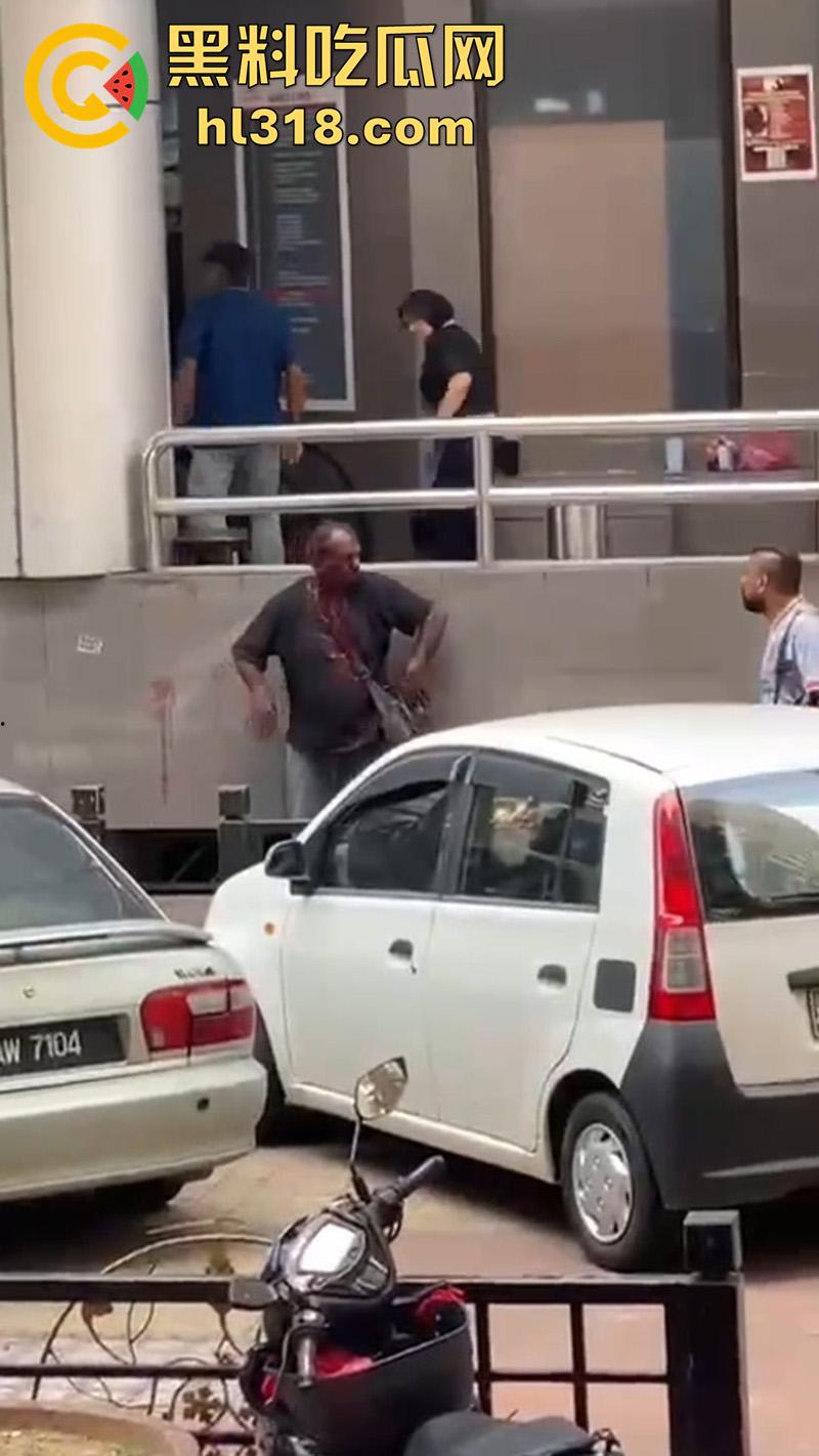 马来西亚醉酒刀仔砍人，新山市惊现醉酒汉，一言不合当街掏刀砍人 ，还涉嫌吸毒，目前已被逮捕！  第6张