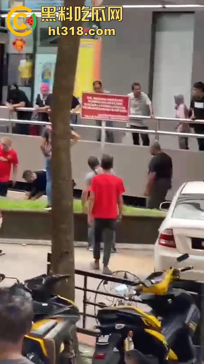 马来西亚醉酒刀仔砍人，新山市惊现醉酒汉，一言不合当街掏刀砍人 ，还涉嫌吸毒，目前已被逮捕！  第7张