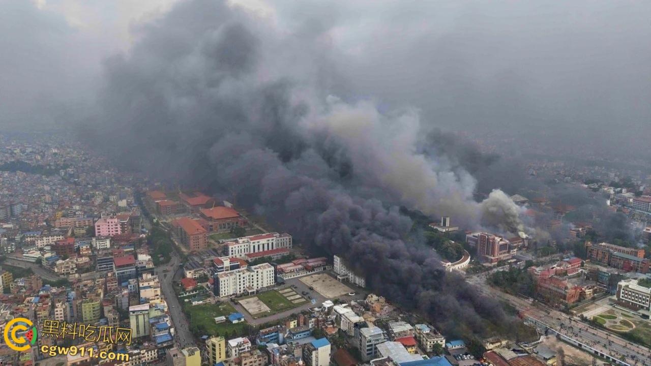 尼泊尔囚犯监狱大逃亡，大会党外交部长被抗议者殴打，街头瞬间变成危机四伏的战场，暴乱失控全国沦陷！  第3张