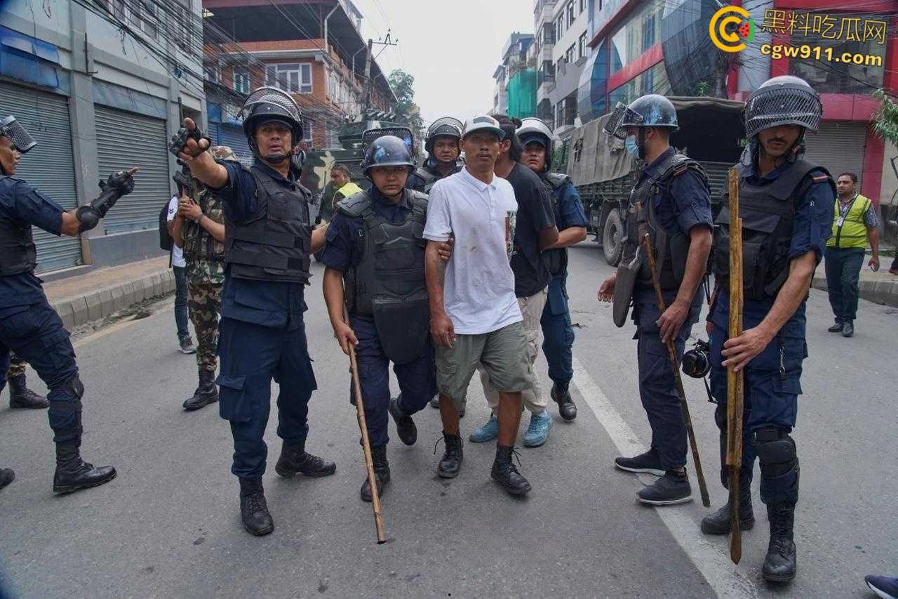 尼泊尔囚犯监狱大逃亡，大会党外交部长被抗议者殴打，街头瞬间变成危机四伏的战场，暴乱失控全国沦陷！  第4张