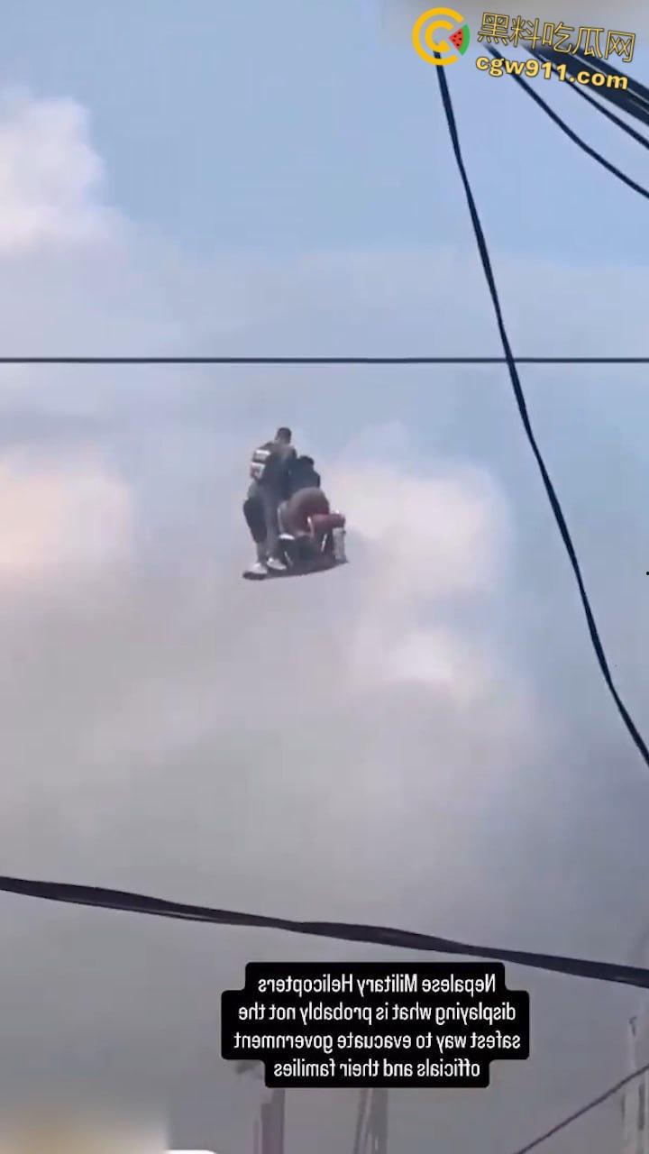 尼泊尔囚犯监狱大逃亡，大会党外交部长被抗议者殴打，街头瞬间变成危机四伏的战场，暴乱失控全国沦陷！  第6张