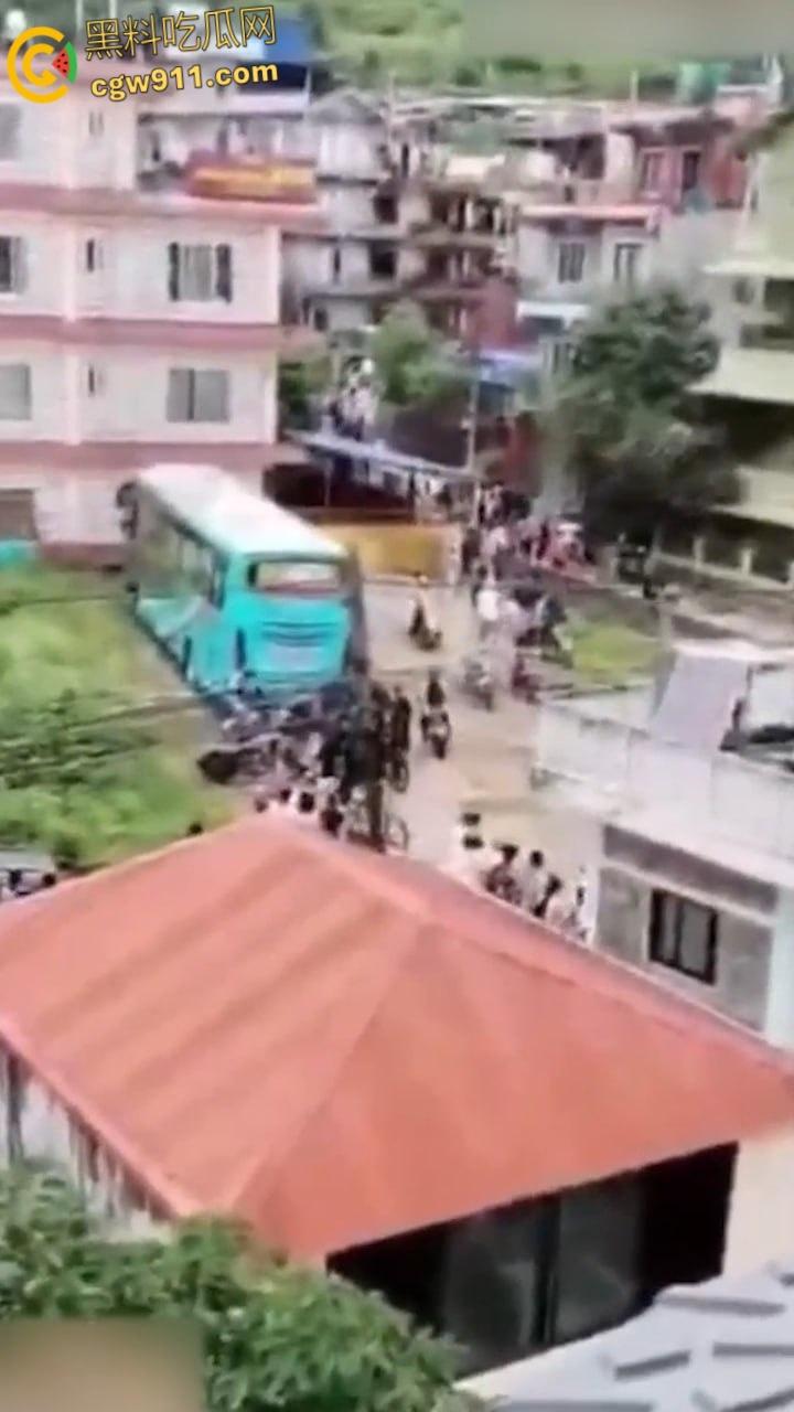 尼泊尔囚犯监狱大逃亡，大会党外交部长被抗议者殴打，街头瞬间变成危机四伏的战场，暴乱失控全国沦陷！  第7张